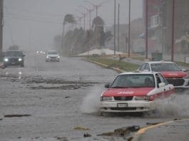 Autoridades mexicanas alertan nevadas y lluvias por nueva tormenta invernal y frente frío Fotografía de archivo de los fuertes vientos y lluvia en el municipio de Coatzacoalcos en el estado de Veracruz (México). EFE/ Ángel Hernández
