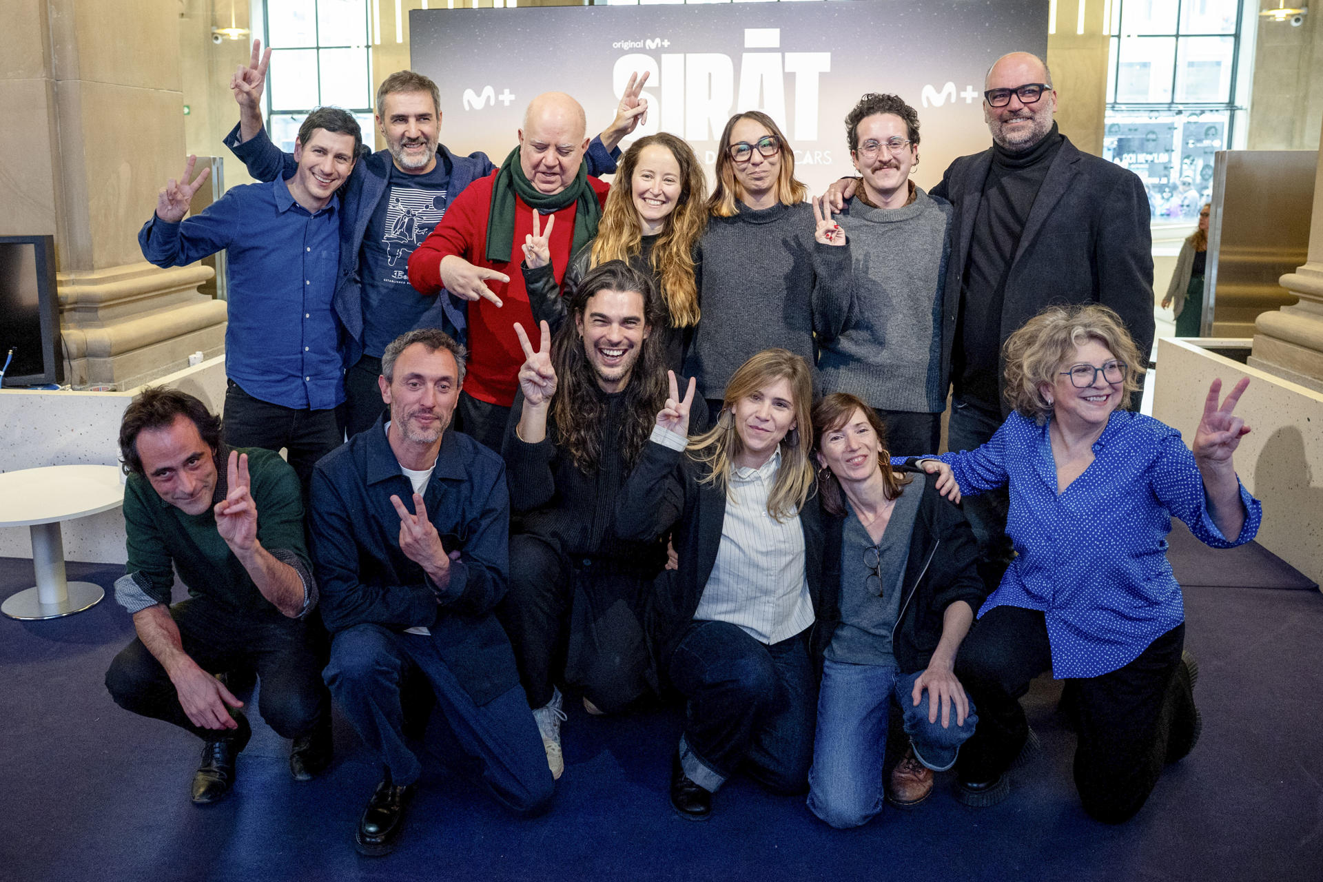 El director de 'Sirat', Óliver Laxe (c, delante), junto a su equipo, celebra las nominaciones a los Óscar a mejor película internacional y a mejor sonido, este jueves en un evento en Madrid para ver en directo el anuncio desde Los Ángeles. EFE/ Daniel González