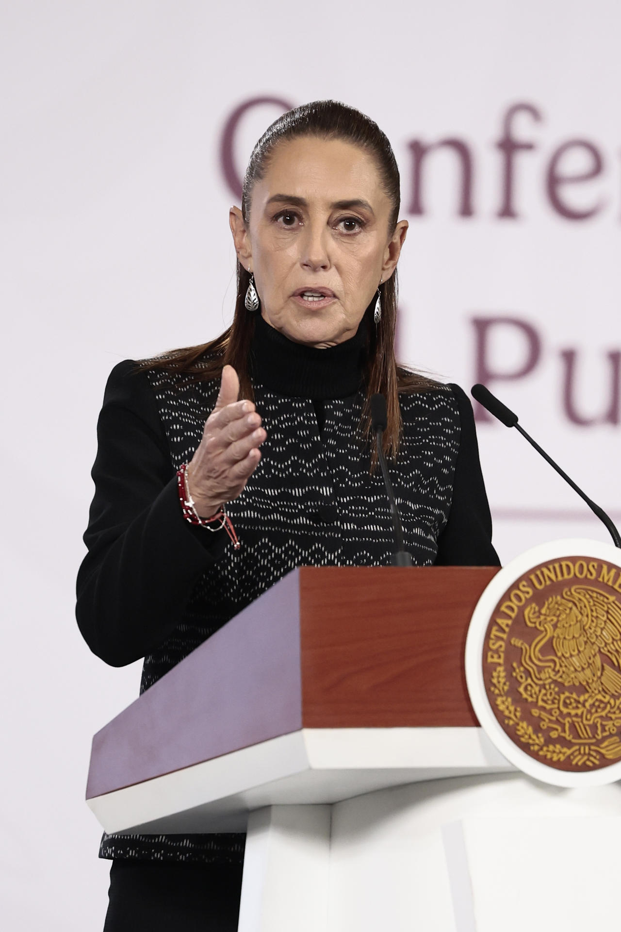 La presidenta de México, Claudia Sheinbaum, habla en una rueda de prensa este lunes, en el Palacio Nacional en Ciudad de México (México). EFE/JoséMéndez
