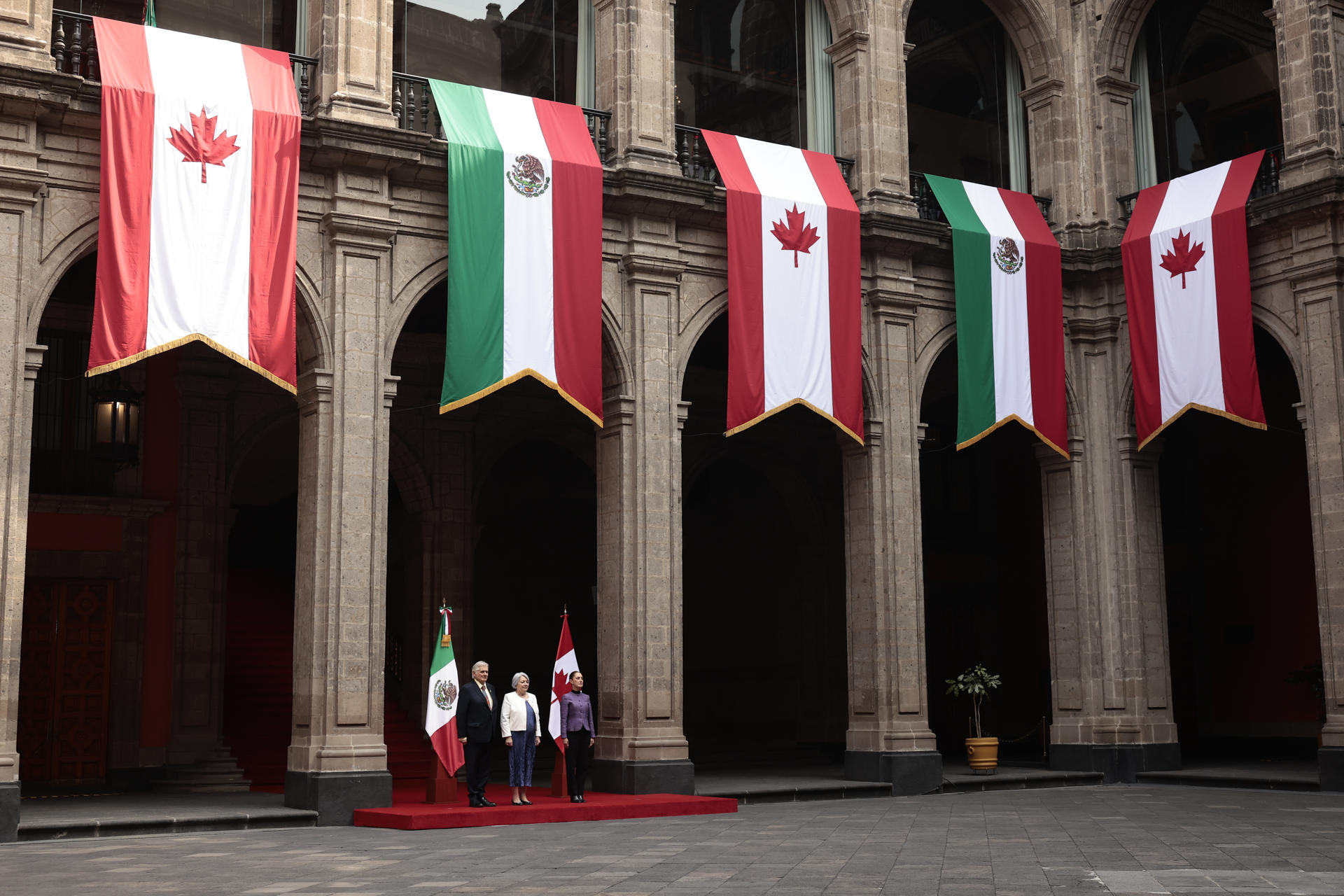La presidenta de México, Claudia Sheinbaum (d), posa junto a la gobernadora general de Canadá, Mary Simon (c), y su esposo Whit Fraser, este martes en Palacio Nacional de la Ciudad de México (México). EFE/ José Méndez
