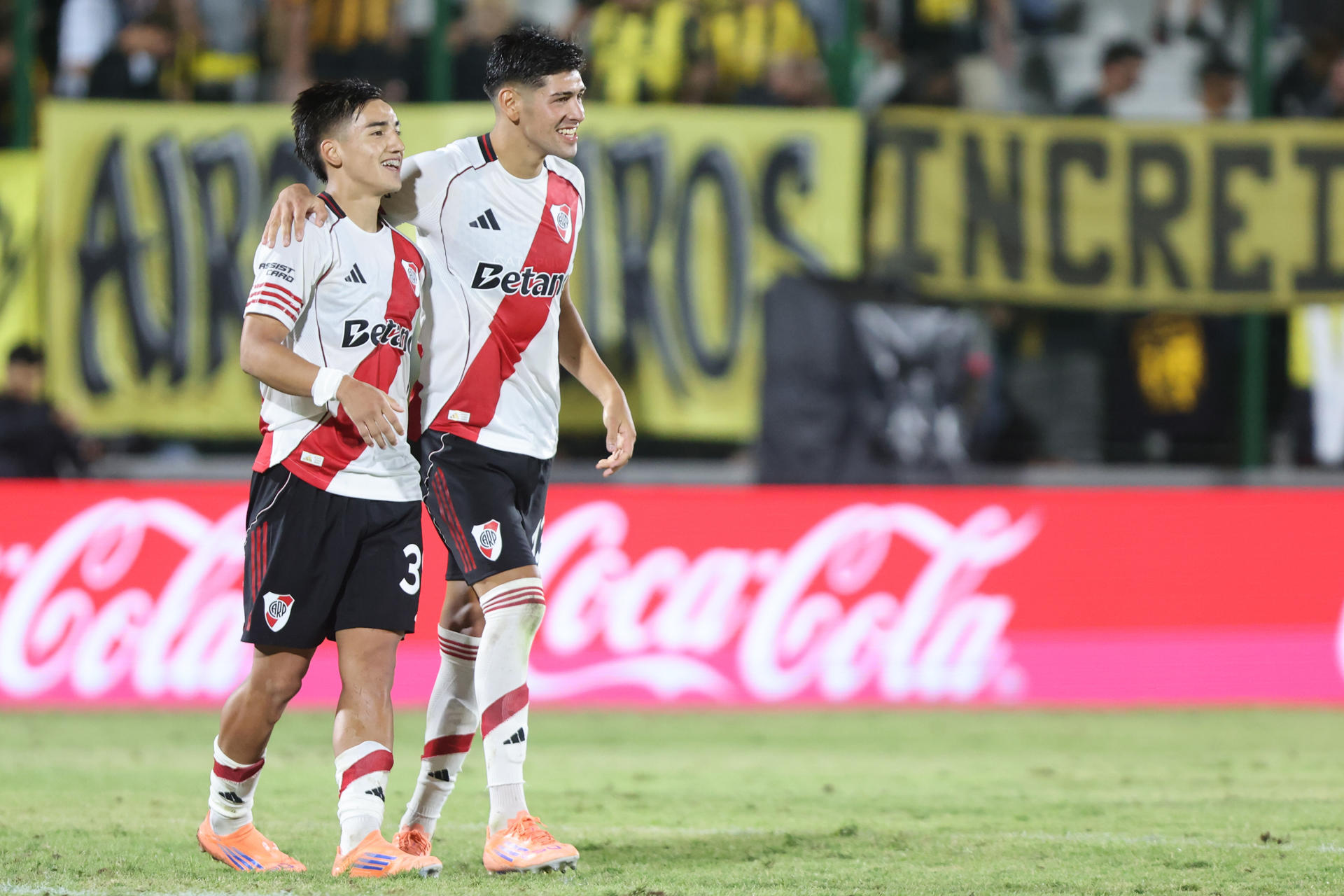 Ian Subiabre (i) y Facundo González celebran la victoria de River Plate en un partido amistoso de pretemporada contra Peñarol jugado este sábado en el estadio Domingo Burgueño Miguel de Maldonado. EFE/ Gaston Britos
