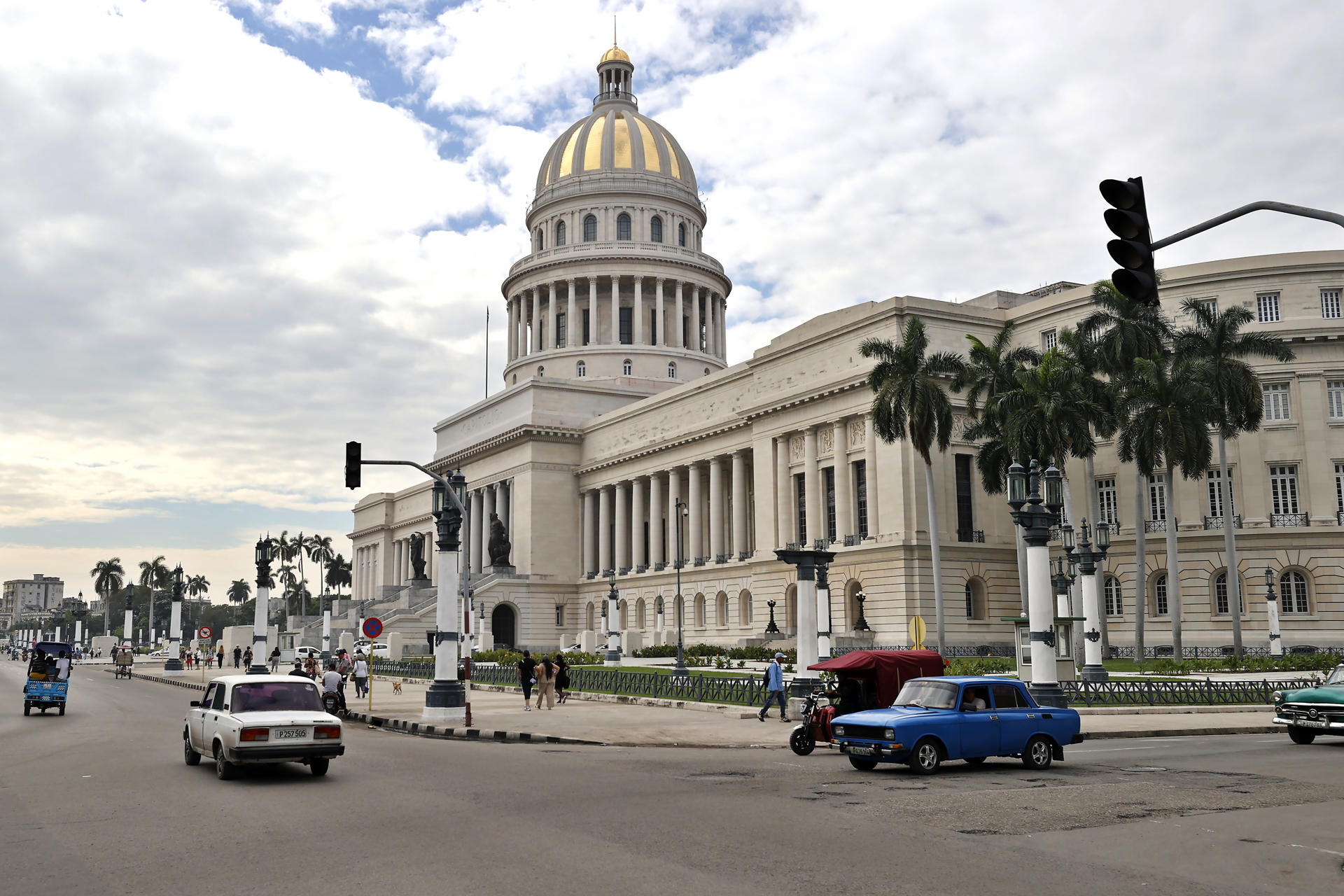 Fotografía que muestra el Capitolio Nacional de Cuba este miércoles, en La Habana (Cuba). EFE/ Ernesto Mastrascusa
