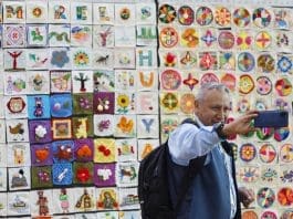 Récord Guinness reconoce a México por la exposición de bordados más grande del mundo Una persona se toma una fotografía en la exposición de bordados y tejidos más grande del mundo este lunes, en el Complejo Cultural Los Pinos de la Ciudad de México (México). EFE/ Sáshenka Gutiérrez