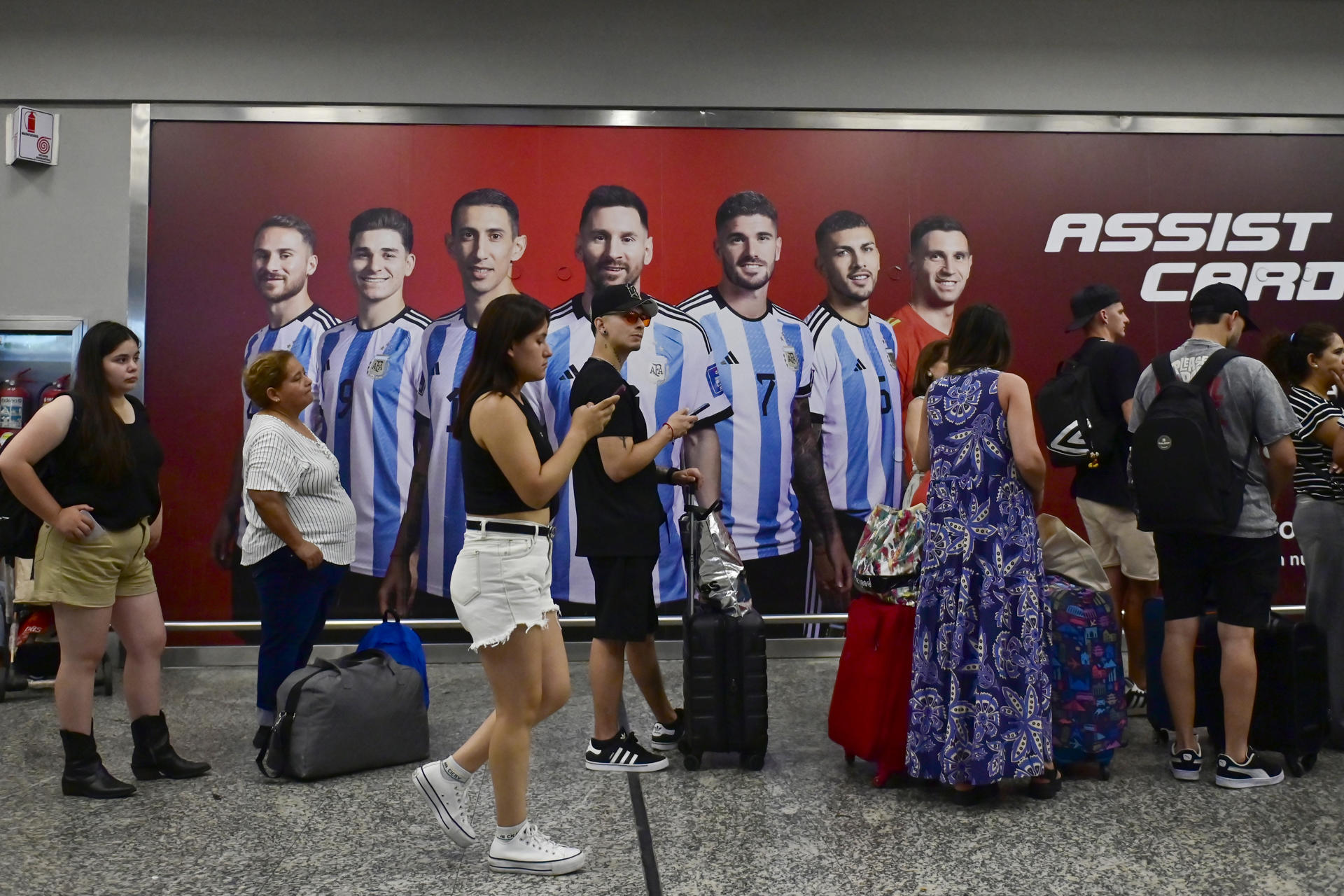 Personas caminan por el Aeroparque Internacional Jorge Newbery de Buenos Aires en Buenos Aires (Argentina). EFE/ Matias Martin Campaya
