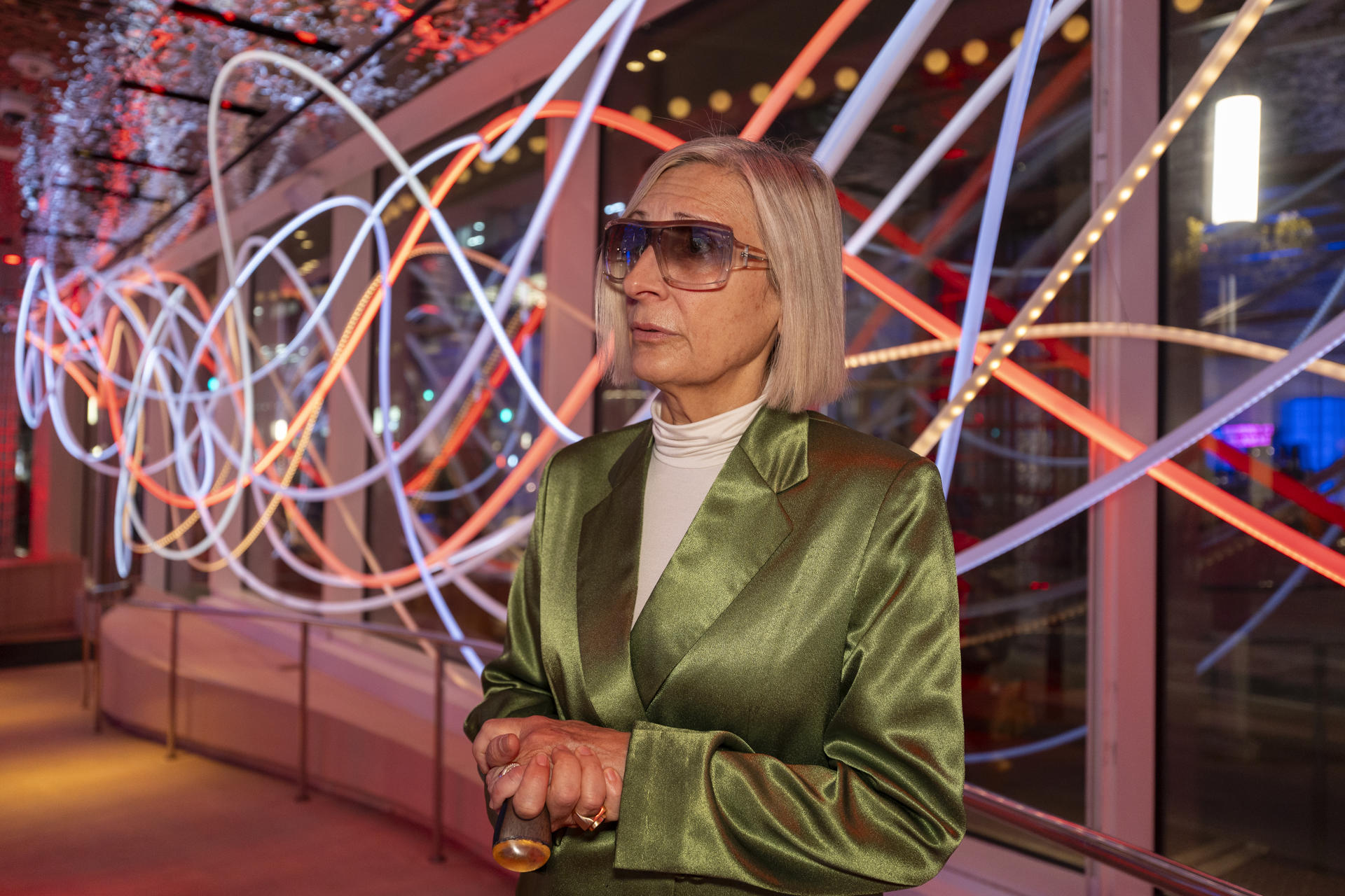 La artista peruana Grimanesa Amorós habla en una entrevista con EFE durante la inauguración de una muestra de luces LED este jueves, en Wall Street, Nueva York (Estados Unidos). EFE/ Angel Colmenares