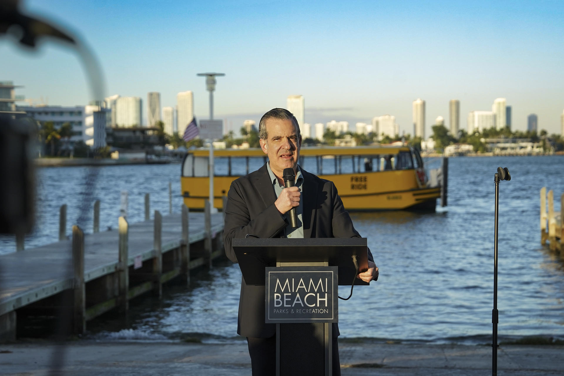 Fotografía cedida por la ciudad de Miami Beach donde aparece su alcalde, Steven Meiner, hablando durante la inauguración del servicio de los taxis acuáticos gratuitos este martes desde el 'Sunset Harbour' de Miami Beach, Florida. EFE/Ciudad de Miami Beach /SOLO USO EDITORIAL /NO VENTAS /SOLO DISPONIBLE PARA ILUSTRAR LA NOTICIA QUE ACOMPAÑA /CRÉDITO OBLIGATORIO
