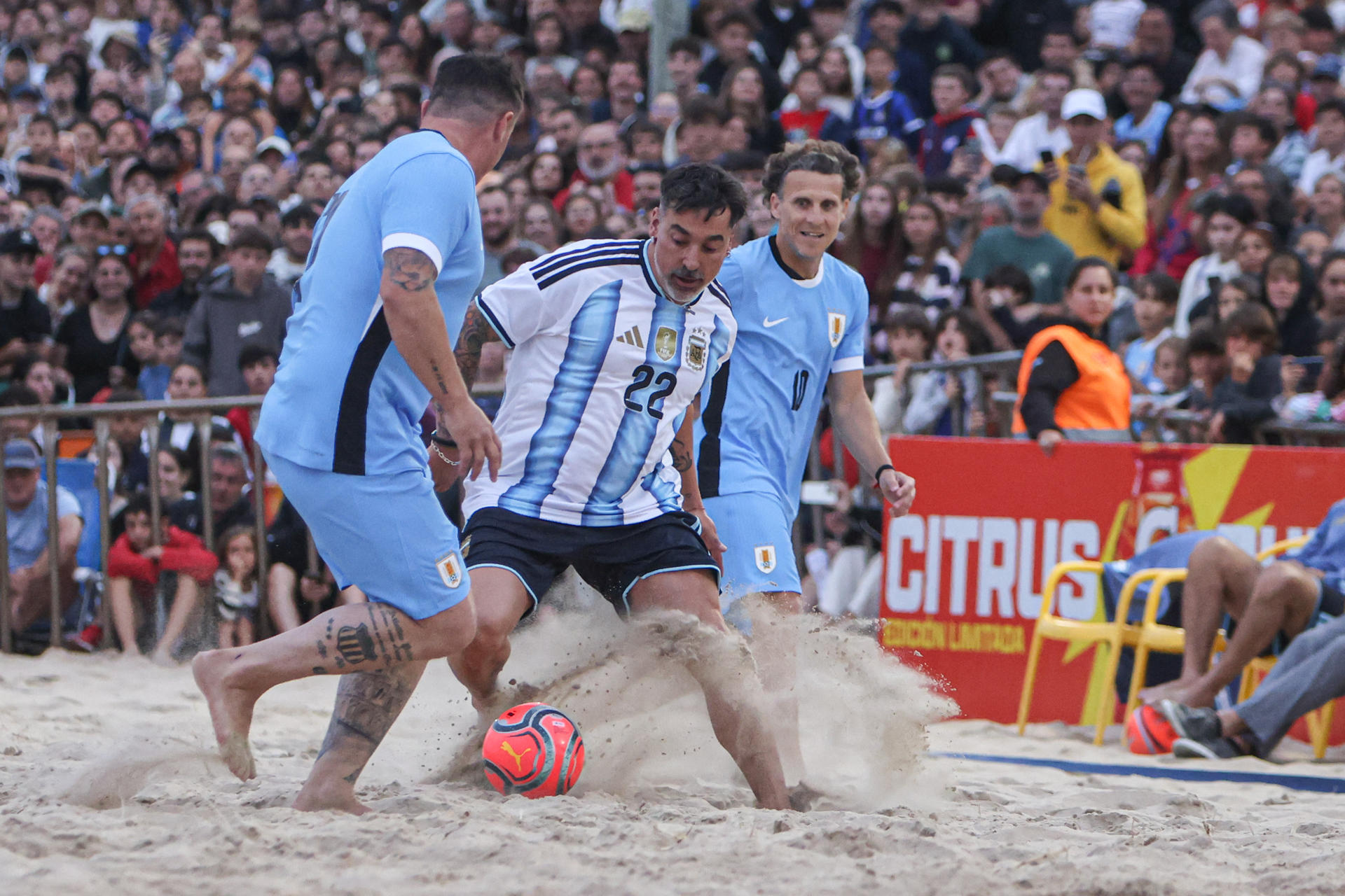 Cristian Rodriguez (i) del quinteto de Leyendas de Uruguay disputa un balón con Ezequiel Lavezzi de la formación argentina durante el partido de exhibición jugado este viernes en Punta del Este. EFE/ Gastón Britos
