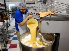 El 38,8 % del crecimiento empresarial en EEUU entre 2007 y 2023 fue gracias a los latinos Ddecenas de empleados latinos trabajan día y noche en una panadería para tener preparadas a tiempo las tradicionales roscas de reyes al estilo mexicano. Imagen de archivo. EFE/VIVIANA AVILA