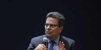 México designa a nuevo titular de la Comisión para la Protección contra Riesgos Sanitarios Fotografía de archivo del 27 de agosto de 2019 de Víctor Hugo Borja durante su participación en un foro en Ciudad de México (México). EFE/ Mario Guzmán