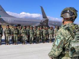 México refuerza la seguridad en Sinaloa con 1.600 militares tras ataque armado a diputados Fotografía cedida por la Secretaría de la Defensa de México de integrantes del ejército Mexicano durante su traslado este jueves, al estado de Sinaloa (México). EFE/ Secretaría de la Defensa /SOLO USO EDITORIAL/ NO VENTAS/ SOLO DISPONIBLE PARA ILUSTRAR LA NOTICIA QUE ACOMPAÑA (CRÉDITO OBLIGATORIO) MÁXIMA CALIDAD DISPONIBLE