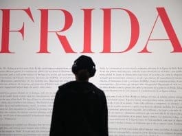 Con más de 150 obras, Texas revisita a Frida Kahlo: “más que una artista, es un fenómeno” Una persona observa la exposición Frida: The Making of an Icon este miércoles, en el Museo de Bellas Artes en Houston, Texas (Estados Unidos). EFE/ Carlos Ramírez