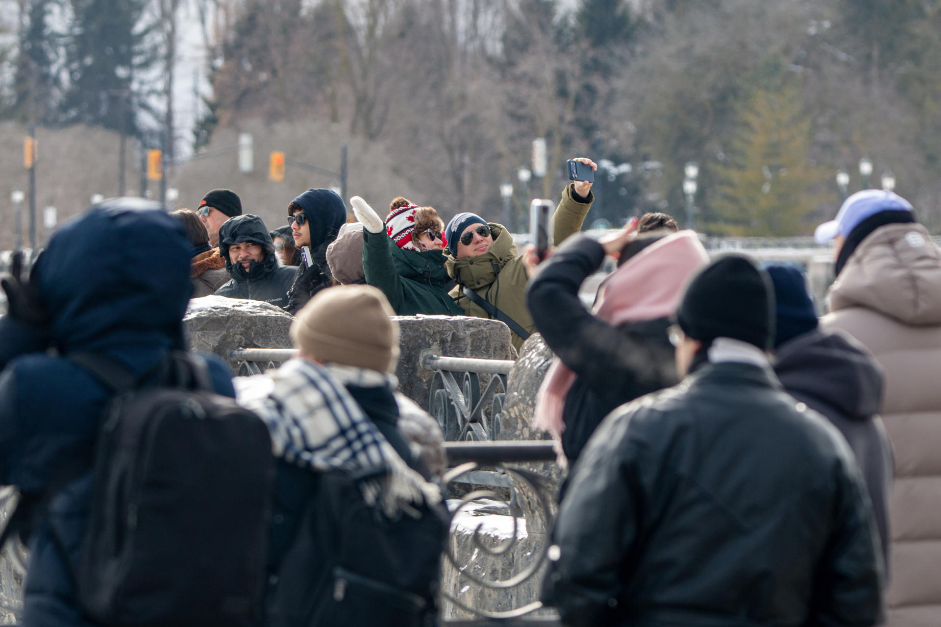 Turistas observan las Cataratas del Niágara congeladas en su parte canadiense este sábado, en Ontario (Canadá). EFE/ Julio Cesar Rivas
