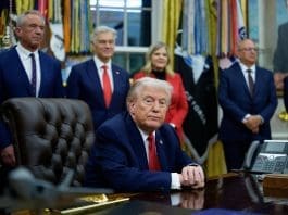 Trump dice que “Cuba no podrá sobrevivir” tras ordenar nuevas sanciones EFE/EPA/AARON SCHWARTZ / POOL