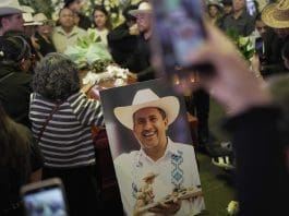 Detienen a la secretaria de Grecia Quiroz por el asesinato del exalcalde mexicano Manzo Familiares y amigos asisten al funeral del alcalde Carlos Manzo en el municipio de Uruapan en Michoacán (México). Fotografía de archivo. EFE/ Iván Villanueva