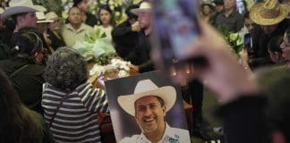 Detienen a la secretaria de Grecia Quiroz por el asesinato del exalcalde mexicano Manzo Familiares y amigos asisten al funeral del alcalde Carlos Manzo en el municipio de Uruapan en Michoacán (México). Fotografía de archivo. EFE/ Iván Villanueva