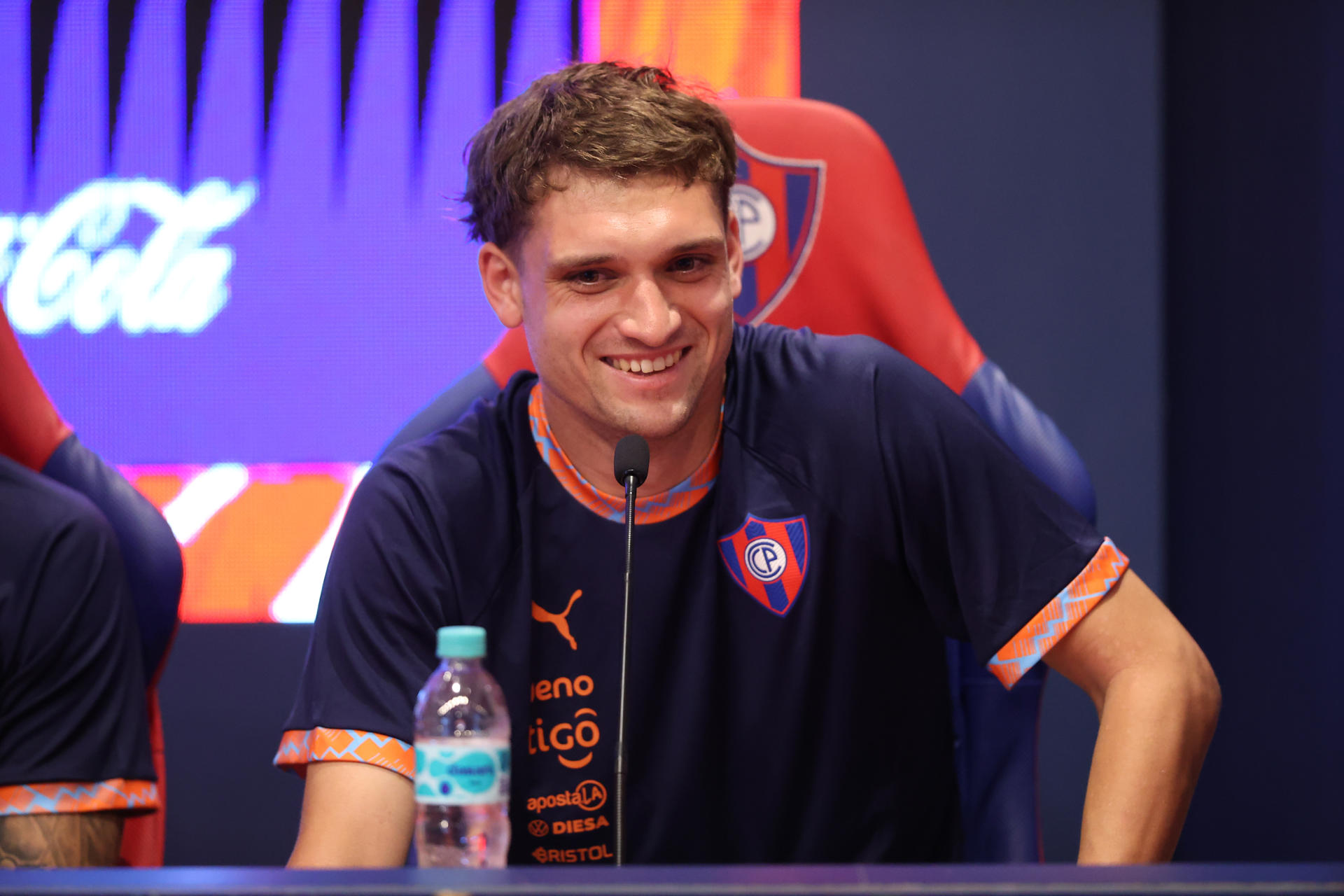 El futbolista argentino del Club Cerro Porteño, Mateo Klimowicz, asiste a una conferencia de prensa en Asunción (Paraguay). EFE/ Juan Pablo Pino
