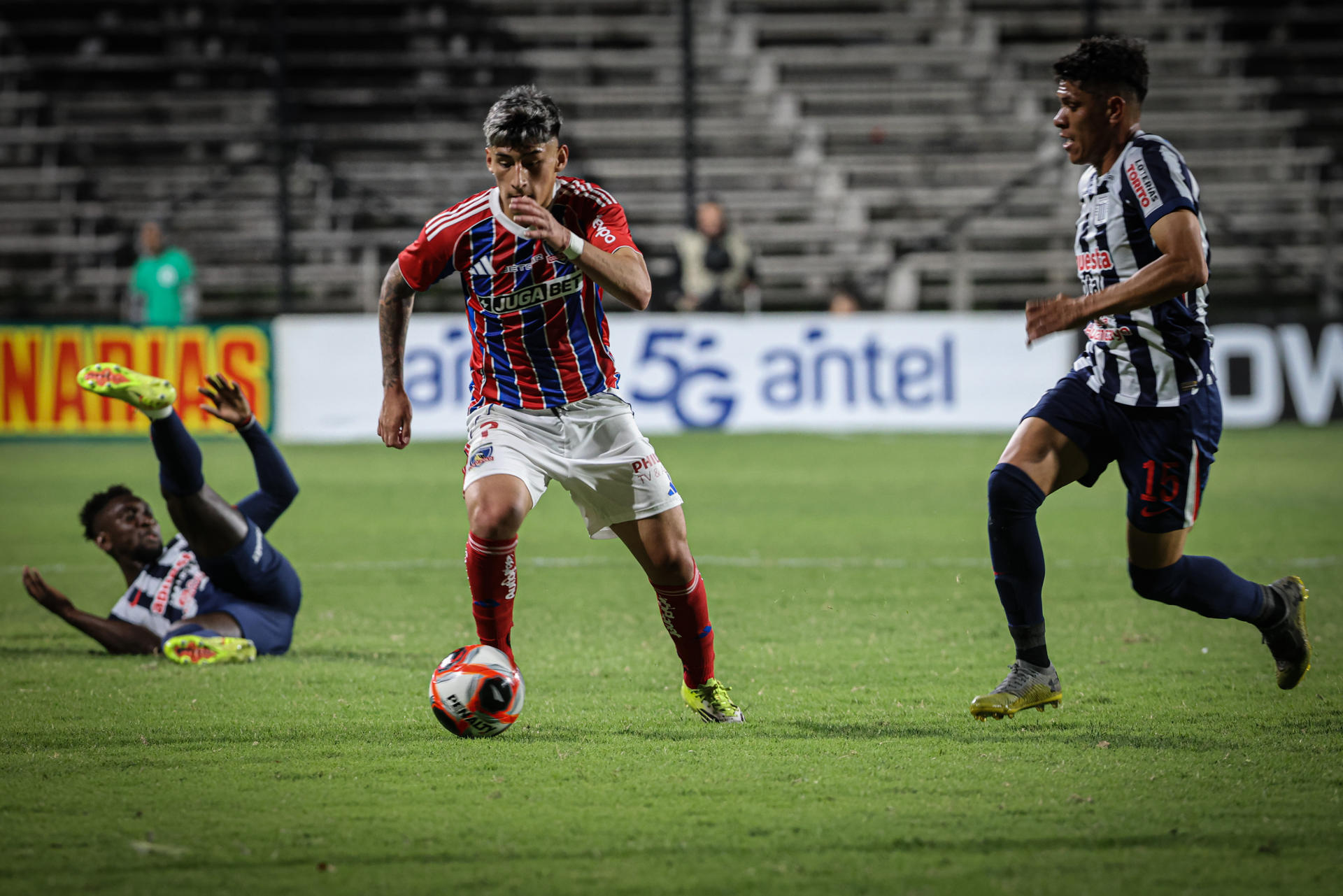 El defensor de Colo Colo Jonathan Villagra (c) avanza desde el fondo de su área con el balón durante el partido amistoso de este domingo contra Alianza Lima en el estadio Alfredo Víctor Viera de Montevideo. EFE/ Gaston Britos
