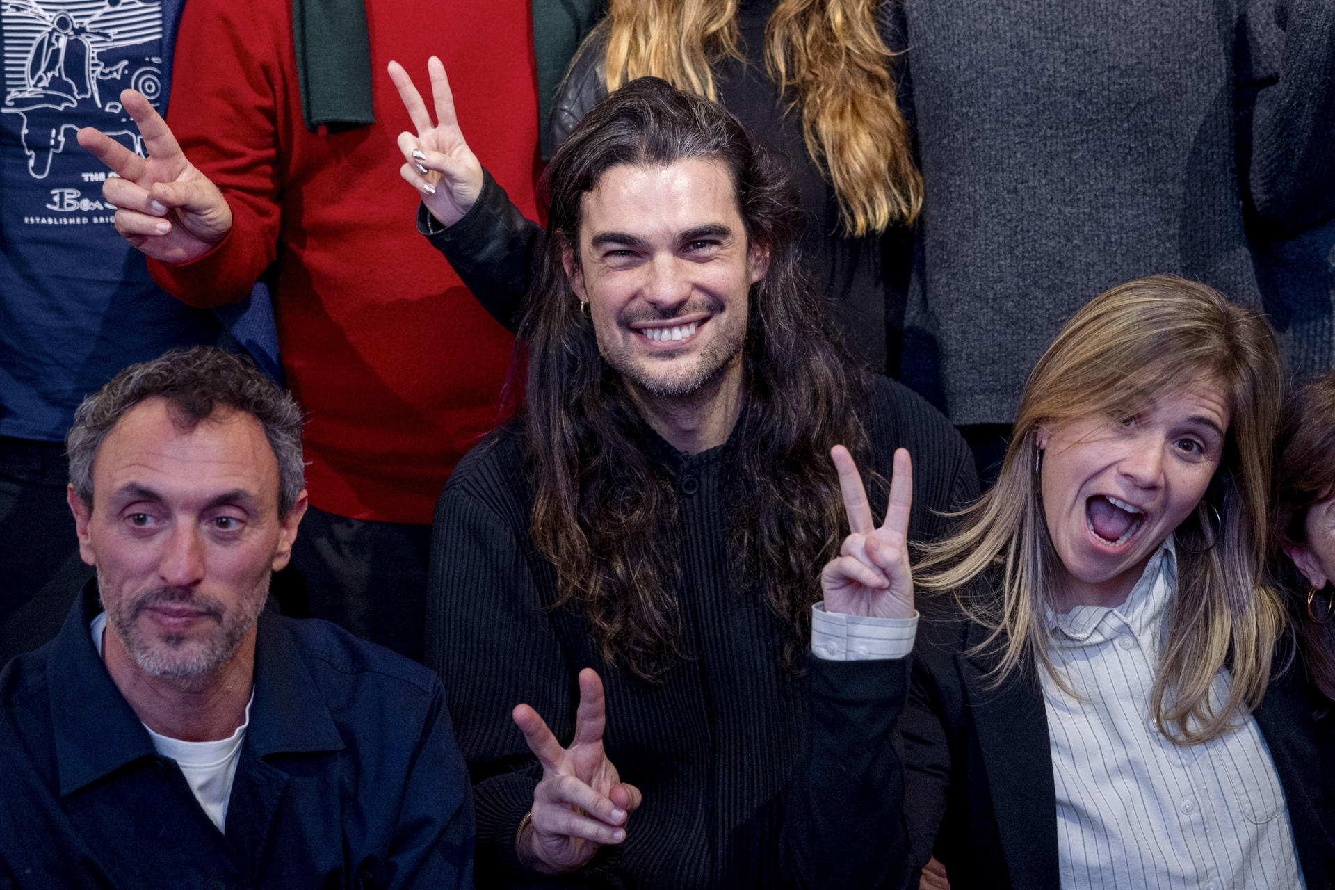 El director de 'Sirat', Óliver Laxe (c), junto a su equipo, celebra las nominaciones a los Óscar a mejor película internacional y a mejor sonido, este jueves en un evento en Madrid para ver en directo el anuncio desde Los Ángeles. EFE/ Daniel González
