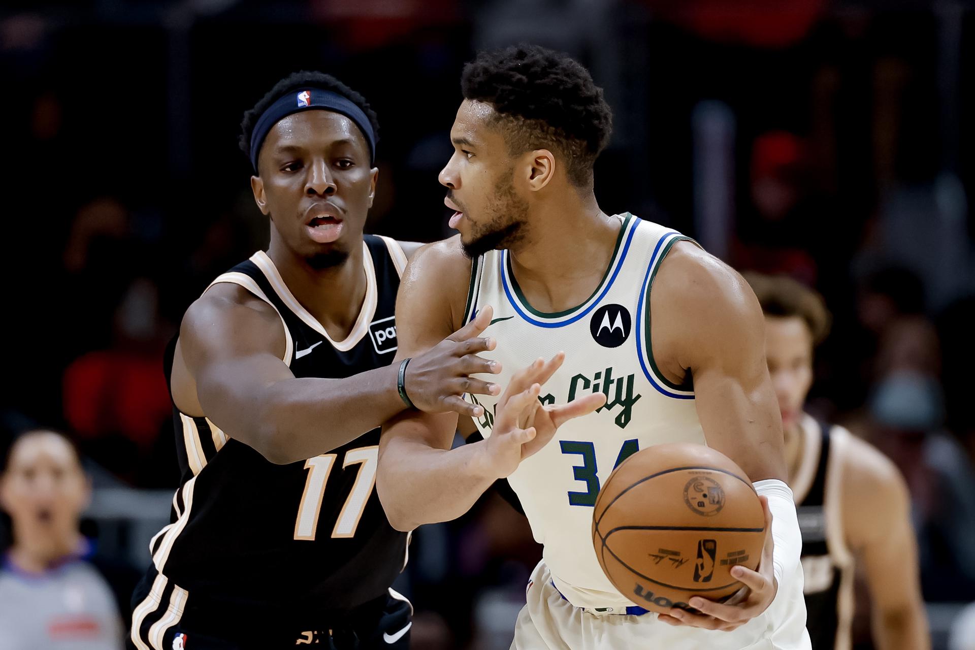 El pívot de Milwaukee Bucks, Giannis Antetokounmpo (d), forcejea con el alero de Atlanta Hawks, Onyeka Okongwu (i), durante el juego de este lunes en Atlanta (Georgia). EFE/EPA/ERIK S. LESSER SHUTTERSTOCK OUT 