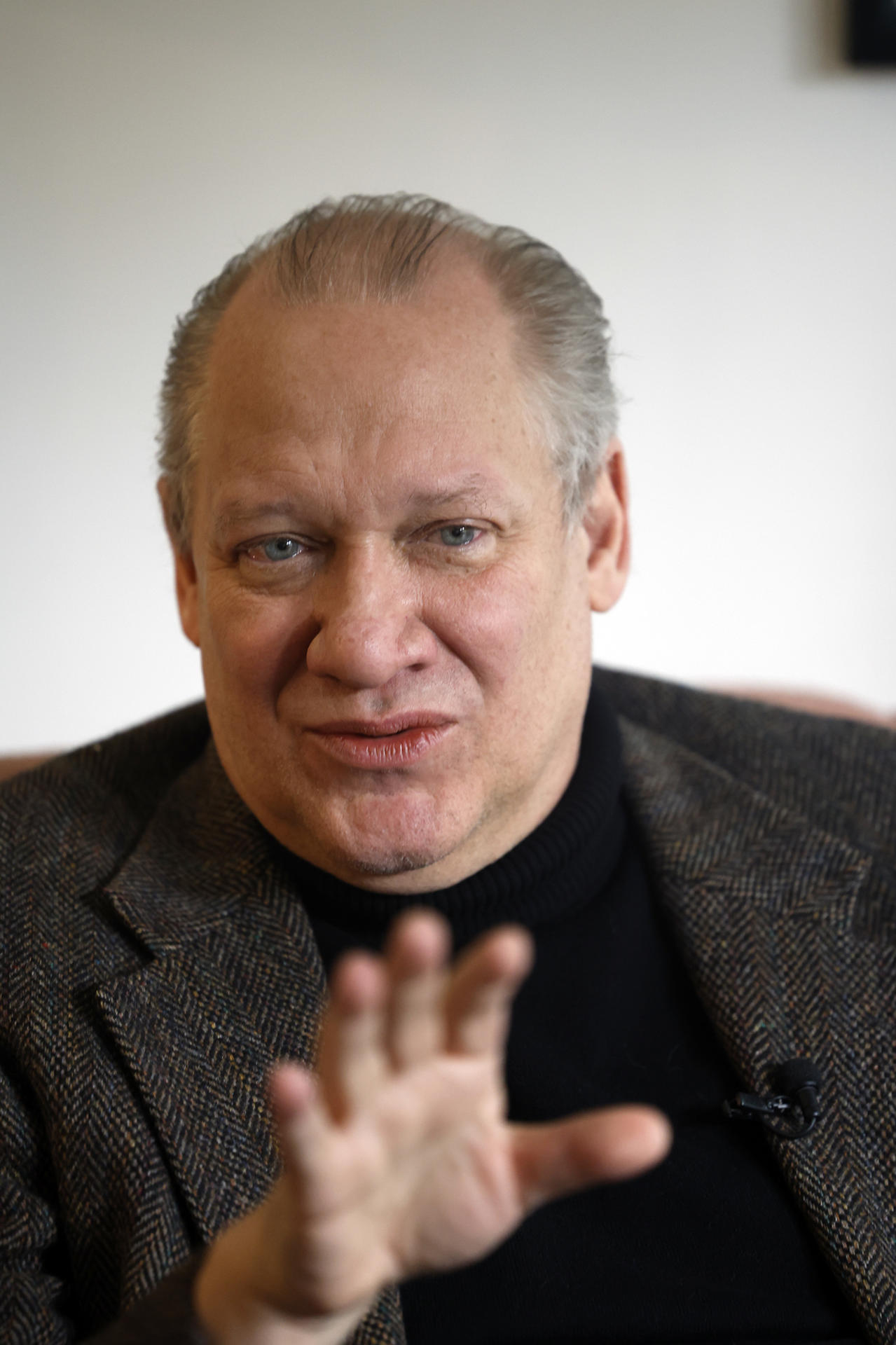 Fotografía del 17 de enero de 2026 del historiador cubano Rafael Rojas hablando durante una entrevista con EFE en Ciudad de México (México). EFE/ Sáshenka Gutiérrez
