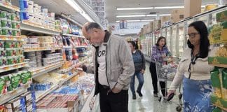 La inflación PCE en EEUU en noviembre sube hasta el 2,8 % y se resiste a enfriarse Personas realizan compras en un supermercado de Miami (EEUU). Imagen de archivo. EFE/ Alberto Boal