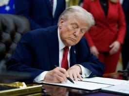 Estados Unidos impondrá aranceles a bienes de países que vendan petróleo a Cuba EFE/EPA/AARON SCHWARTZ / POOL