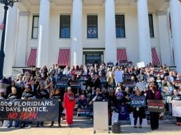 Más de 16.000 personas con VIH perderían su tratamiento en Florida por un recorte público Fotografía cedida por la organización Equality Florida que muestra varios activistas posando durante una rueda de prensa este martes, Tallahassee (Estados Unidos). EFE/ Equality Florida /SOLO USO EDITORIAL/ NO VENTAS/ SOLO DISPONIBLE PARA ILUSTRAR LA NOTICIA QUE ACOMPAÑA (CRÉDITO OBLIGATORIO)