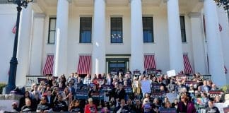 Más de 16.000 personas con VIH perderían su tratamiento en Florida por un recorte público Fotografía cedida por la organización Equality Florida que muestra varios activistas posando durante una rueda de prensa este martes, Tallahassee (Estados Unidos). EFE/ Equality Florida /SOLO USO EDITORIAL/ NO VENTAS/ SOLO DISPONIBLE PARA ILUSTRAR LA NOTICIA QUE ACOMPAÑA (CRÉDITO OBLIGATORIO)