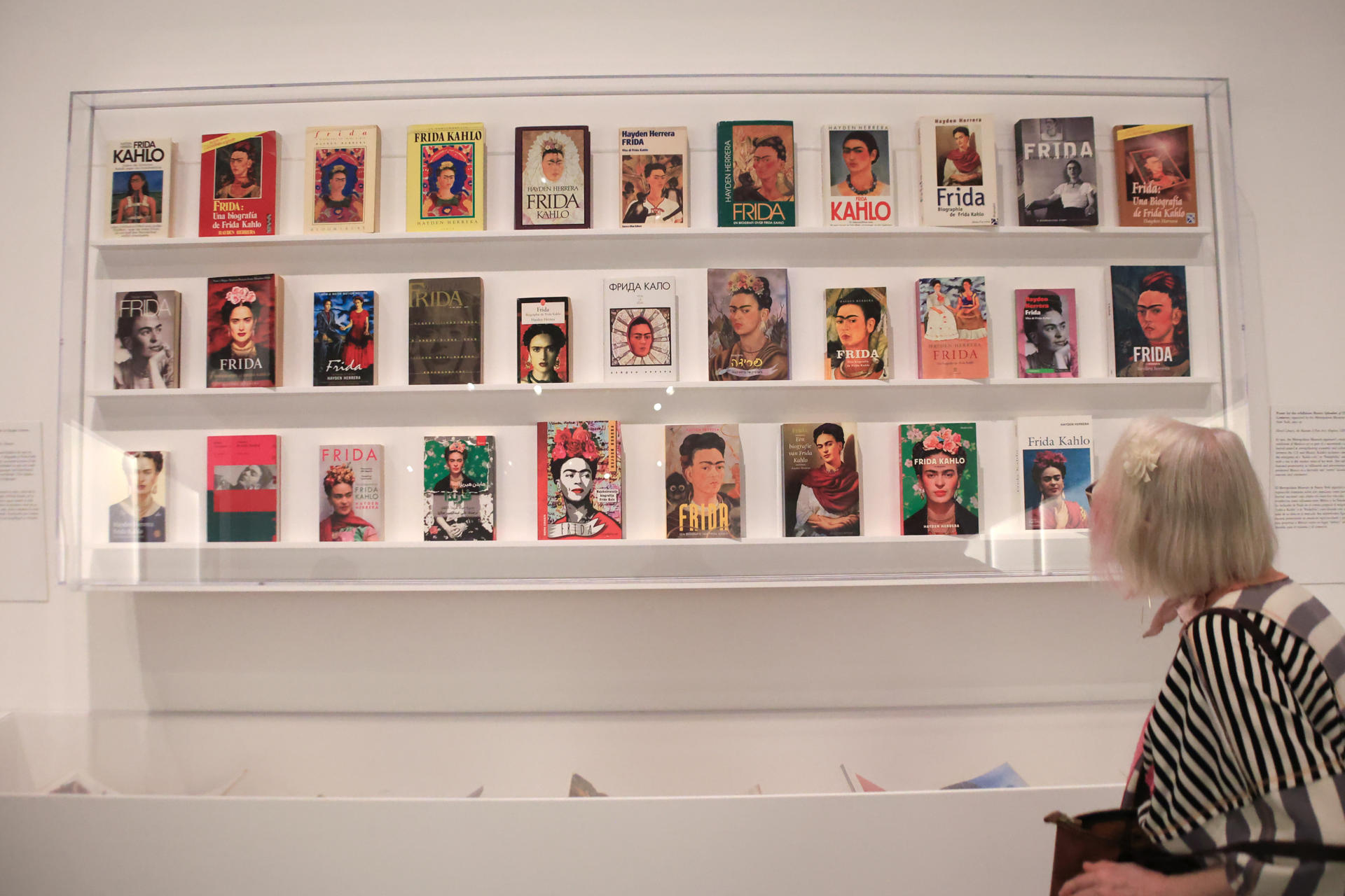 Una persona observa la exposición Frida: The Making of an Icon este miércoles, en el Museo de Bellas Artes en Houston, Texas (Estados Unidos). EFE/ Carlos Ramírez
