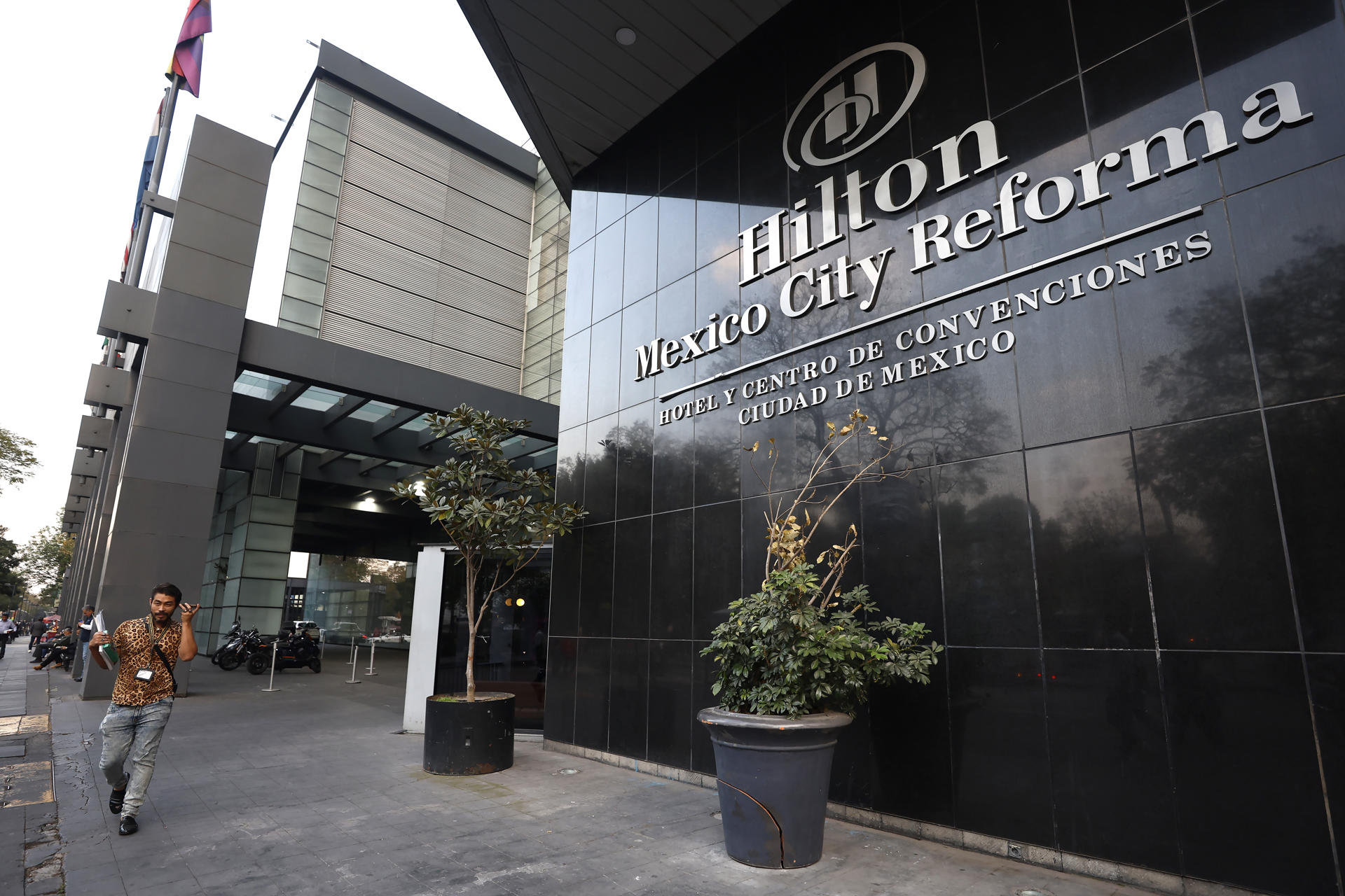 Fotografía que muestra la fachada del Hotel Hilton este lunes, en Ciudad de México (México). EFE/ Sáshenka Gutiérrez
