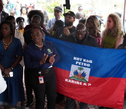 Haitianos en EEUU recuerdan el terremoto de 2010 con miedo de volver a un país en crisis Personas sostienen una bandera durante un evento este lunes, en Miami (Estados Unidos). EFE/ Alberto Boal