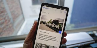 Salida de Telefónica de México, entre negocio de “bajo valor” y litigios fiscales Una persona sostiene un teléfono que muestra la página de internet del gigante español de telecomunicaciones Telefónica este miércoles, en Ciudad de México (México). EFE/Isaac Esquivel