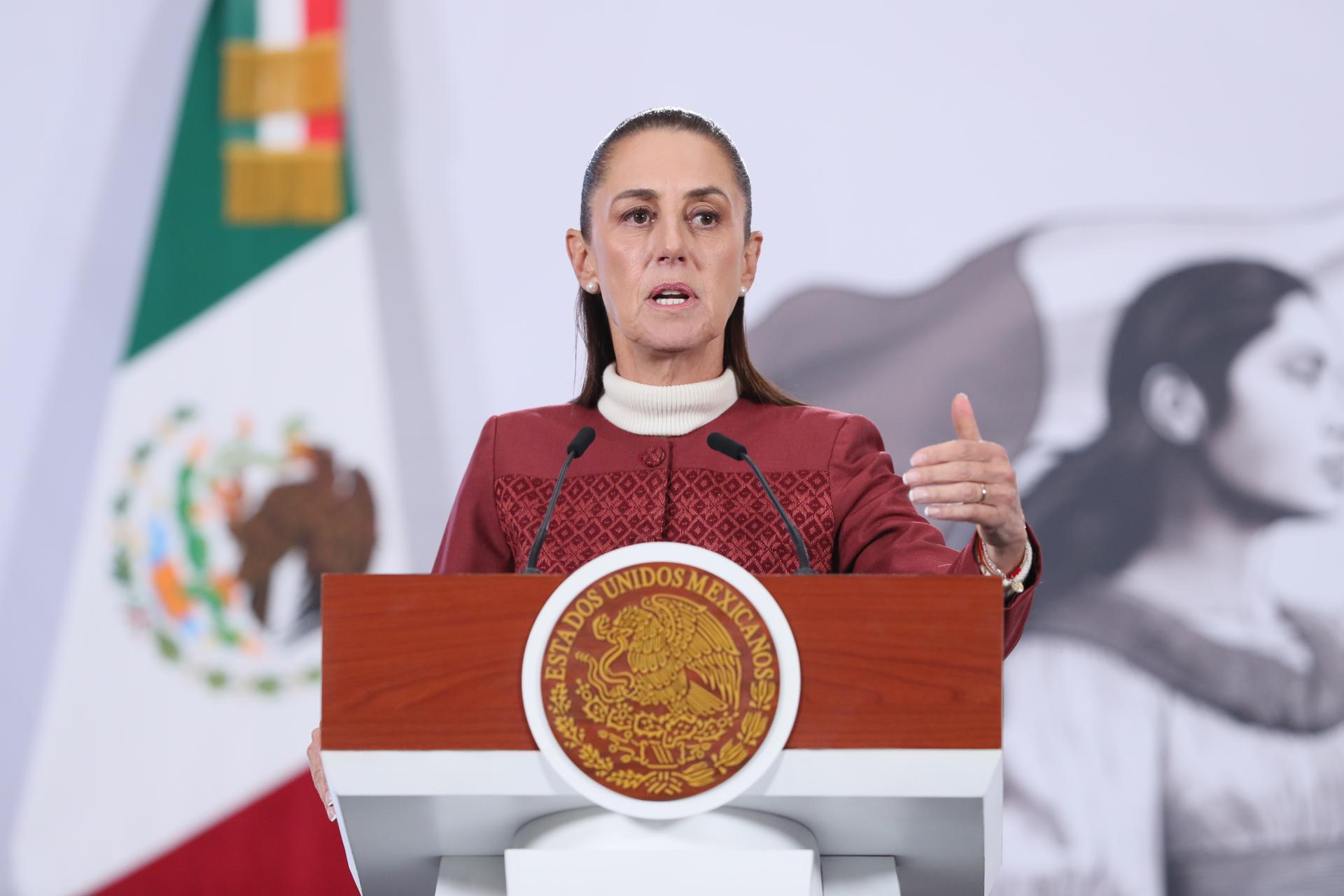La presidenta de México, Claudia Sheinbaum, habla durante una rueda de prensa este lunes, en Palacio Nacional de la Ciudad de México (México). EFE/Mario Guzmán