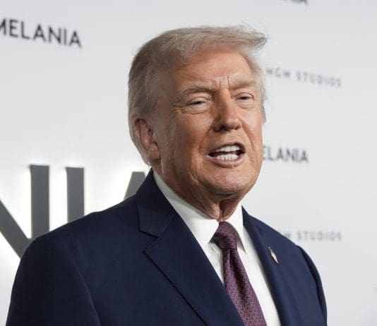 Trump dice que mantiene conversaciones con Irán mientras amenaza con un ataque militar El presidente de Estados Unidos, Donald Trump, habla con EFE durante el lanzamiento de la película de su esposa, Melania Trump, este jueves, en el Kennedy Center de Washington (Estados Unidos). EFE/ Octavio Guzmán
