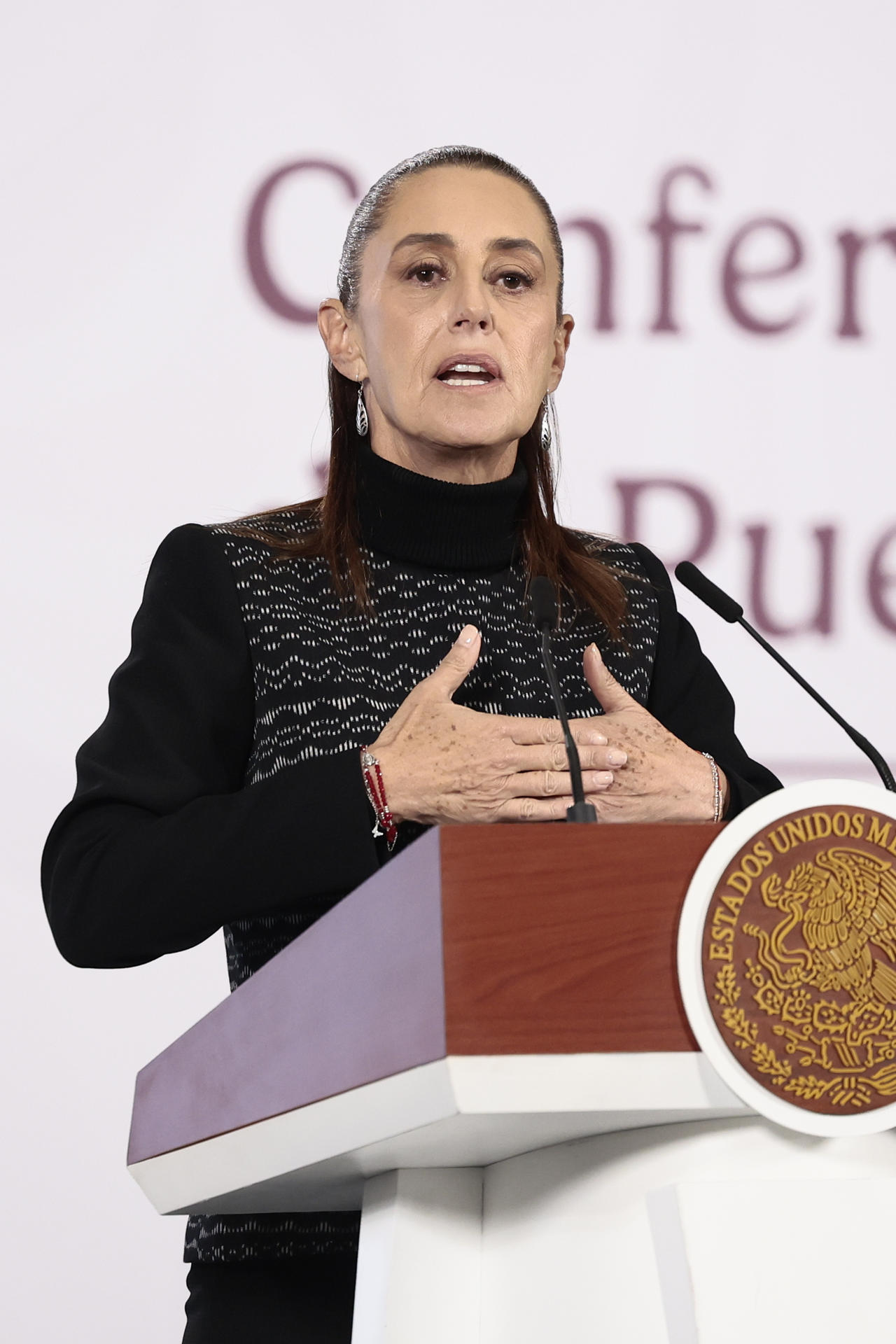 La presidenta de México, Claudia Sheinbaum, habla en una rueda de prensa este lunes, en el Palacio Nacional en Ciudad de México (México). EFE/JoséMéndez
