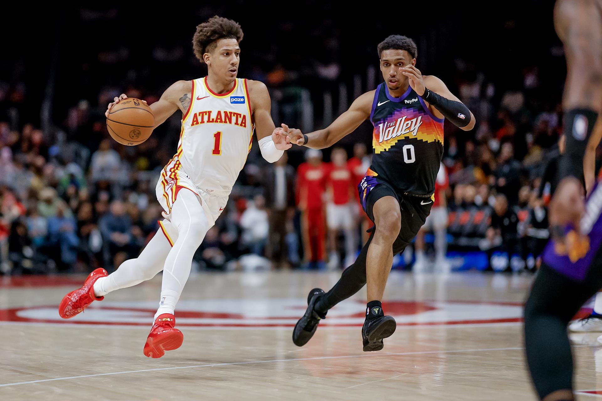 El ala-pívot de los Atlanta Hawks Jalen Johnson (i) avanza con el balón ante la marca del ala-pívot de los Phoenix Suns Ryan Dunn (d) durante el juego de este viernes en Atlanta (Georgia). EFE/EPA/ERIK S. LESSER SHUTTERSTOCK OUT
