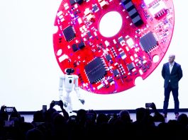 CLOiD, el robot que promete realizar tareas domésticas hace su debut en la feria CES 2026 El vicepresidente de ventas de soluciones de electrodomésticos de L.G., Brant Varner (d), presenta al robot CLOiD durante la Feria de Electrónica de Consumidores 2026 (CES, en inglés) este lunes, en Las Vegas (Estados Unidos). EFE/ Luis Chacon