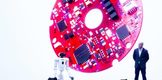 CLOiD, el robot que promete realizar tareas domésticas hace su debut en la feria CES 2026 El vicepresidente de ventas de soluciones de electrodomésticos de L.G., Brant Varner (d), presenta al robot CLOiD durante la Feria de Electrónica de Consumidores 2026 (CES, en inglés) este lunes, en Las Vegas (Estados Unidos). EFE/ Luis Chacon