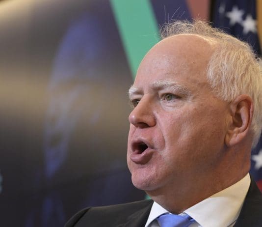 Minnesota dice no confiar en el Gobierno de EE.UU. para la investigación del nuevo tiroteo Fotografía de archivo donde aparece el gobernador de Minesota Tim Walz. EFE/Lenin Nolly