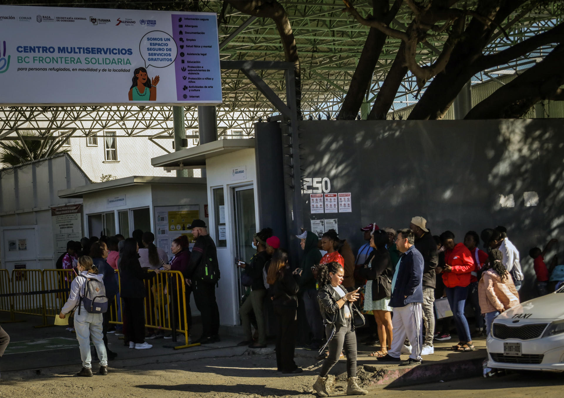 Migrantes haitianos hacen fila afuera de la Agencia de la ONU para los Refugiados (ACNUR) para solicitar apoyo de regularización de documentos este sábado, en la ciudad de Tijuana (México). EFE/Joebeth Terríquez
