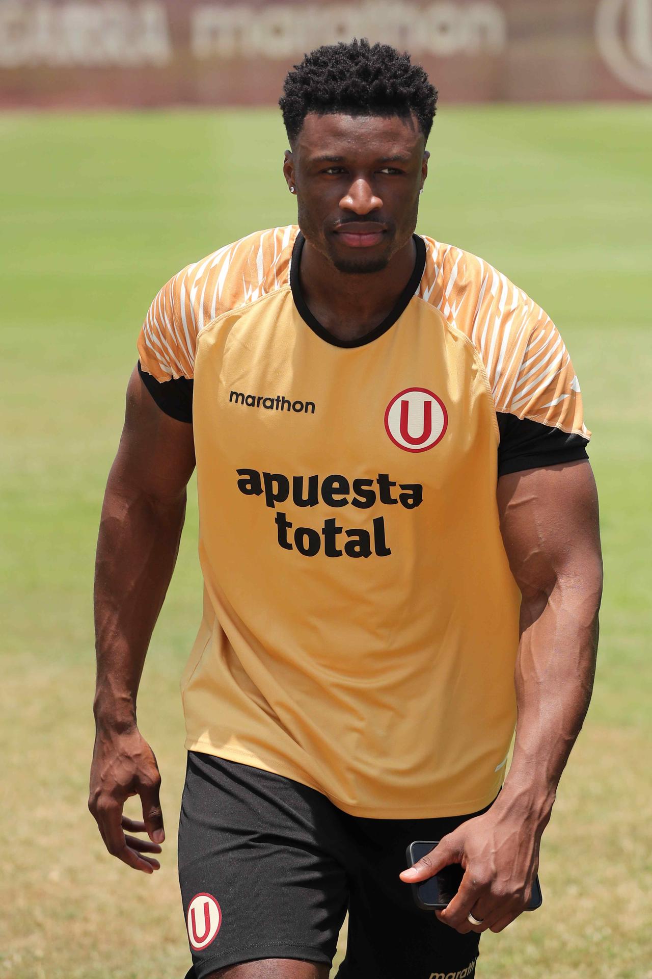 El delantero hispanosenegalés Sekou Gassama del equipo Universitario de Deportes asiste a un entrenamiento este martes, en Lima (Perú). EFE/ Paolo Aguilar
