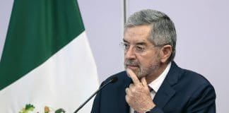 México y EE.UU. dialogan para afinar agendas en común tras aranceles por petróleo a Cuba El secretario de Relaciones Exteriores de México, Juan Ramón de la Fuente, habla en una rueda de prensa en la Cancillería de México, en Ciudad de México (México). Imagen de archivo. EFE/ José Méndez