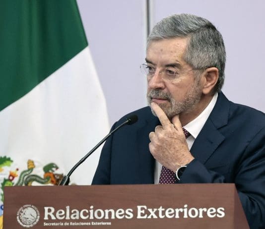 México y EE.UU. dialogan para afinar agendas en común tras aranceles por petróleo a Cuba El secretario de Relaciones Exteriores de México, Juan Ramón de la Fuente, habla en una rueda de prensa en la Cancillería de México, en Ciudad de México (México). Imagen de archivo. EFE/ José Méndez