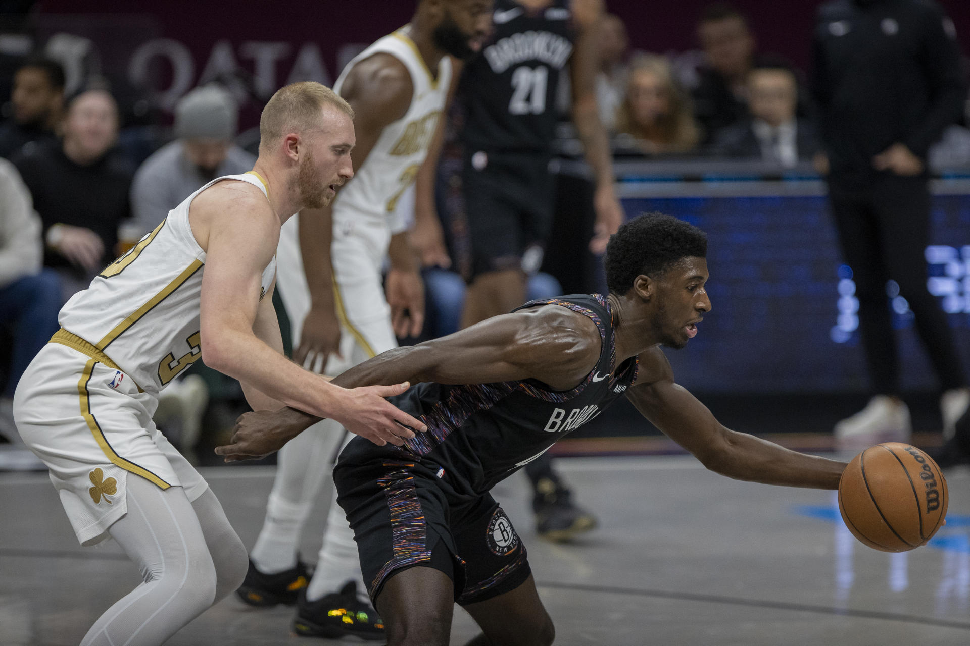 Drake Powell (d) de los Brooklyn Nets disputa el balón con Sam Hauser de Boston Celtics este viernes en un partido de la NBA jugado en el Barclays Center de Nueva York. EFE/ Ángel Colmenares
