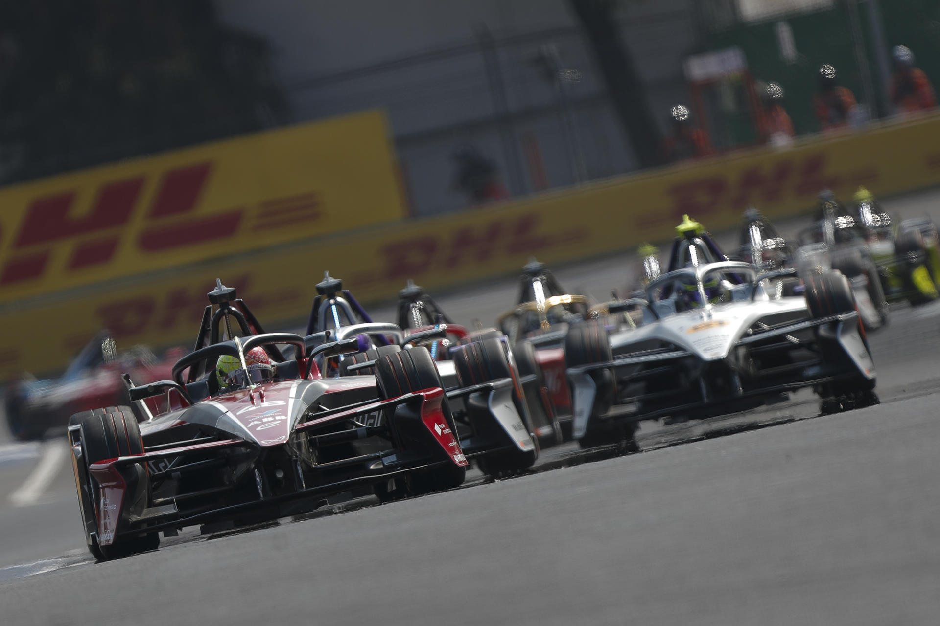 El piloto suizo Edoardo Mortara (i) de Mahindra Racing compite este sábado, durante el Gran Premio de México de la Fórmula E en el Autódromo Hermanos Rodríguez en Ciudad de México (México). EFE/ Isaac Esquivel
