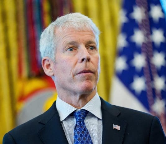 EEUU asegura que Chevron, Shell y Repsol “elevarán de inmediato” su inversión en Venezuela Fotografía de archivo fechada el 6 de octubre de 2025 del secretario de Energía de Estados Unidos, Chris Wright, hablando a los medios en la Casa Blanca en Washington (EE.UU.). EFE/EPA/Aaron Schwartz - Pool via CNP / POOL