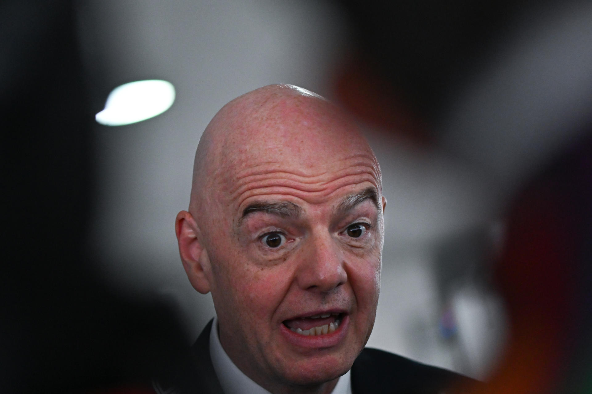 El presidente de la FIFA, Gianni Infantino, habla este lunes con periodistas en Brasilia a su salida de una reunión con el presidente de Brasil, Luiz Inácio Lula da Silva. EFE/ Andre Borges
