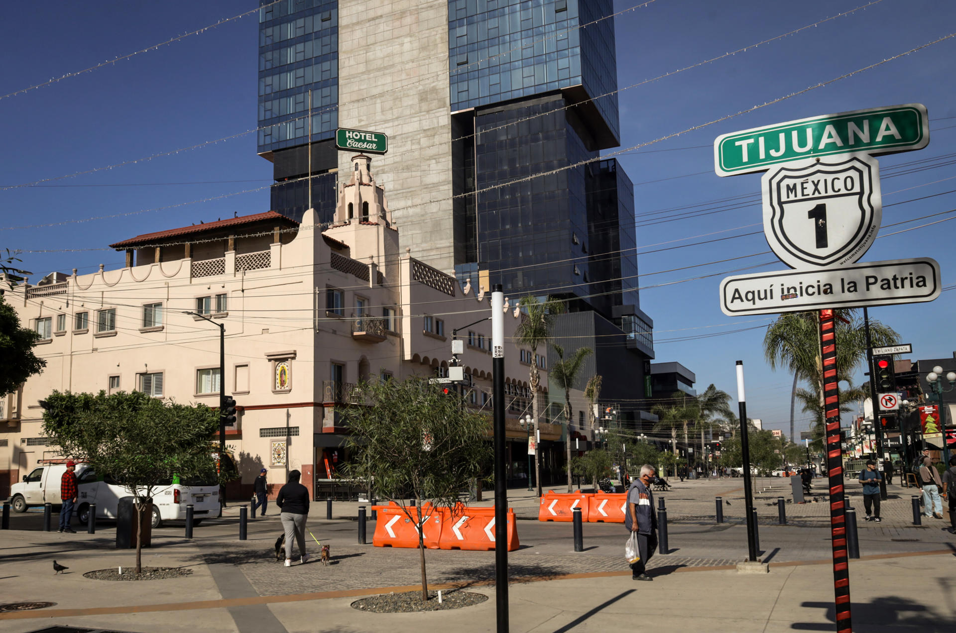 Personas caminan por una de las principales avenidas este miércoles, en Tijuana, en Baja California (México). EFE/ Joebeth Terríquez
