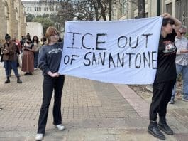 La ciudad con mayor hispanos de Texas, en tensión por aumento de la presencia de ICE Personas protestan contra la presencia de agentes del Servicio de Inmigración y Control de Aduanas (ICE) este jueves, frente al Ayuntamiento de San Antonio (EE.UU.). EFE/ Alejandra Arredondo