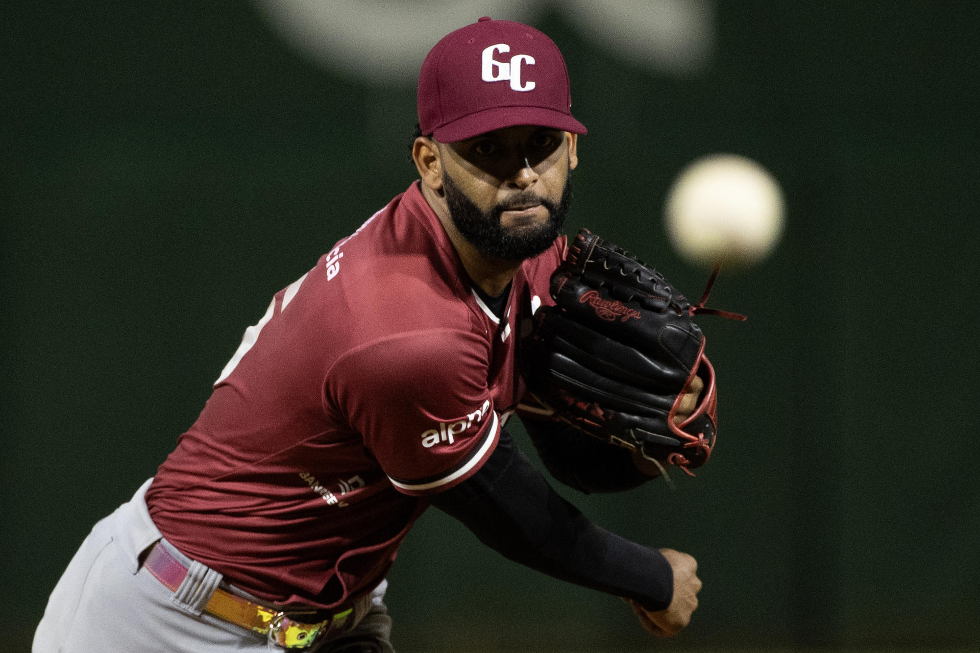 Cristopher Molina de los Gigantes del Cibao lanza una pelota en el partido de la semifinal de la Liga de Béisbol Profesional de la República Dominicana (Lidom) que perdieron este viernes ante los Leones del Escogido en el estadio Quisqueya Juan Marichal de Santo Domingo. EFE/ Orlando Barría. 
